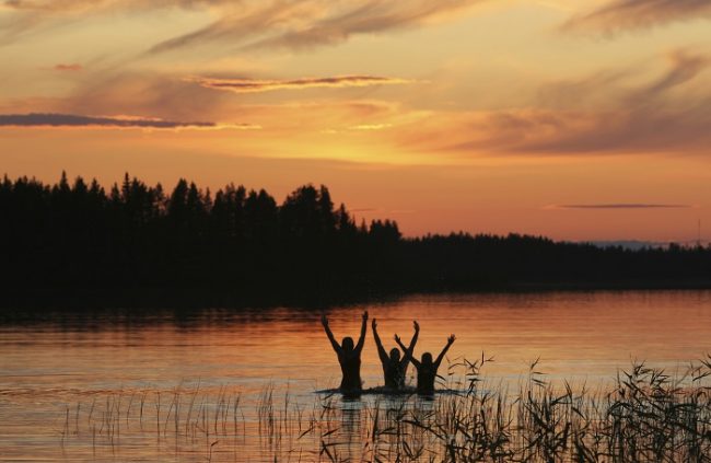 Durante la noche de San Juan en Finlandia muchos son los que aprovechan para bañarse bajo el Sol de medianoche 