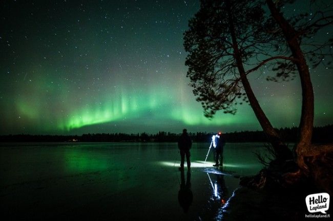 Los fotógrafos usan trípodes para capturar la Aurora Boreal