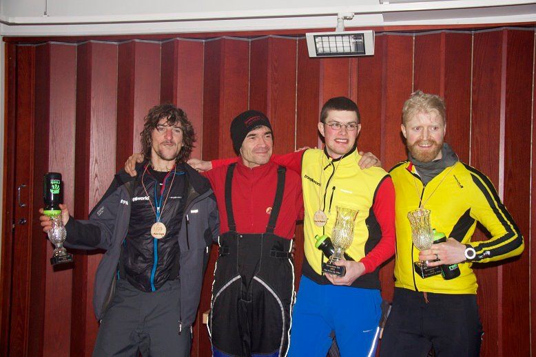 Los ganadores junto Àlex Simón, el organizador de la prueba: de izq. a dcha Martín Campoy, Àlex, Elias Van Hoeydonk y John Ross