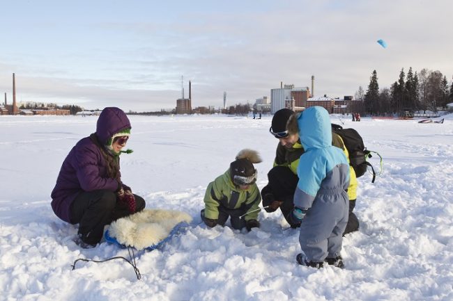 A los más pequeños de la casa les encanta ir a pescar en el hielo 