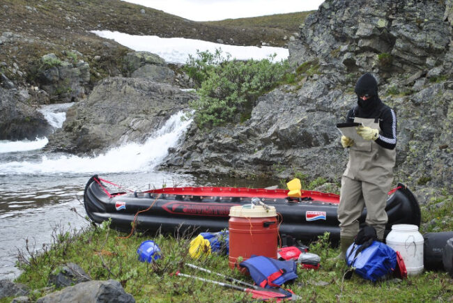 A-punto-para-el-descenso-del-río-Poroeno-en-Enontekiö-con-una-canoa-hinchable_fotoHolgerKnoth