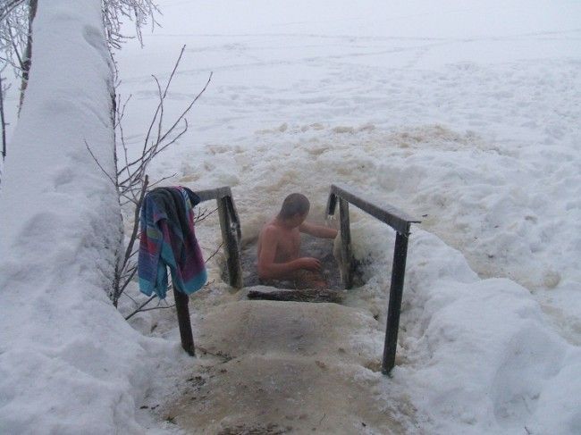 Agujero en el lago helado frente a la sauna 