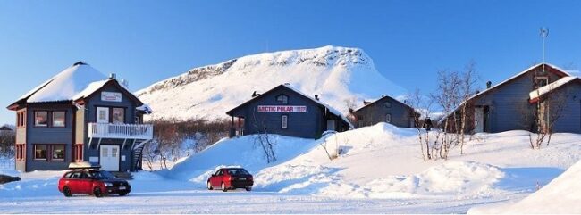 Alojamiento-Arctic-Polar-en-Kilpisjärvi-Al-fondo-la-montaña-Saana_fotoArcticPolar