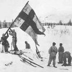 Soldados finlandeses alzando la bandera de Finlandia en Karelia (althistory)