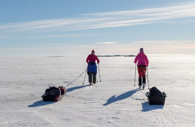 Arrastrando-el-pulka-con-una-cuerda-en-una-travesía-por-el-mar-Báltico_fotoSiniSalmirinne-VisitFinland