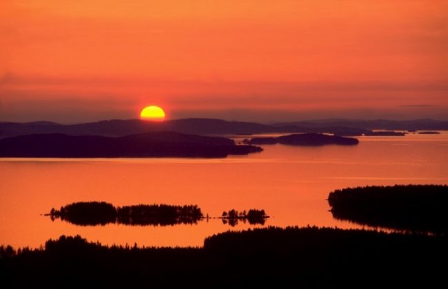 Atardecer en el lago Pielinen visto desde la colina de Räsävaara 