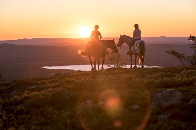 Atardecer-en-Laponia-a-lomos-de-un-caballo_fotoJaniKärppäKotaCollective-VisitFinland