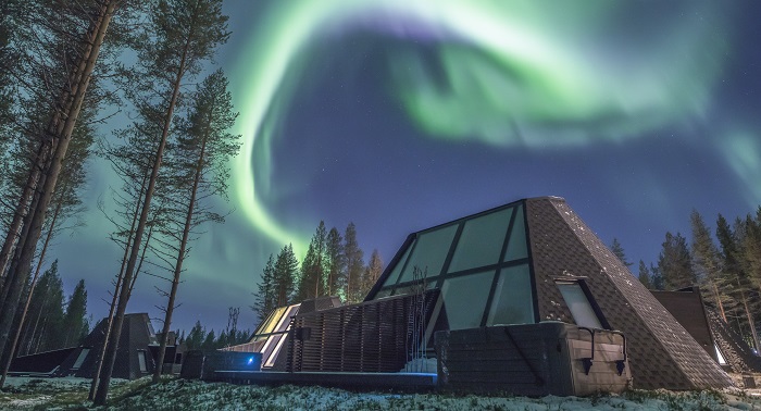 Aurora Boreal cubriendo el cielo de las cabañas de cristal