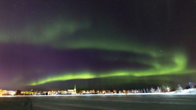 Aurora-Boreal-sobre-la-ciudad-de-Kemijärvi_fotoVisitKemijarvi