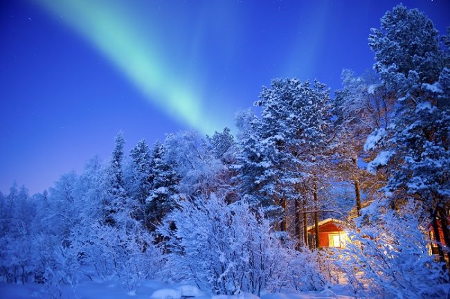 Aurora Boreal y cabaña del hotel Jeris 