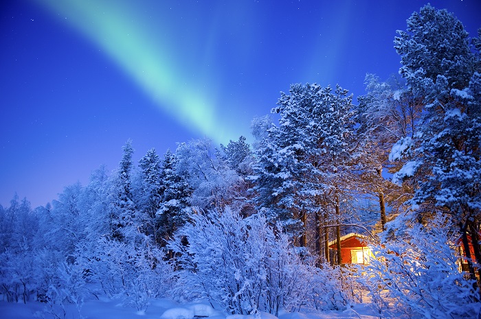 Aurora Boreal y cabaña del hotel Jeris