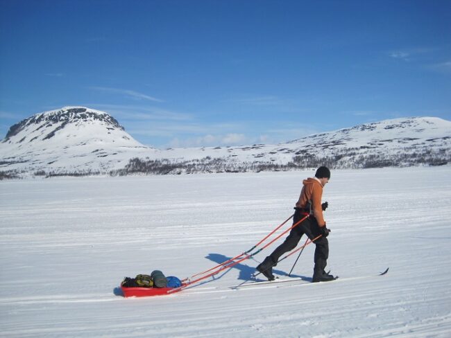 Avanzando-con-esquís-de-backcountry-y-pulka-casero_fotoÀlexSCasanovas