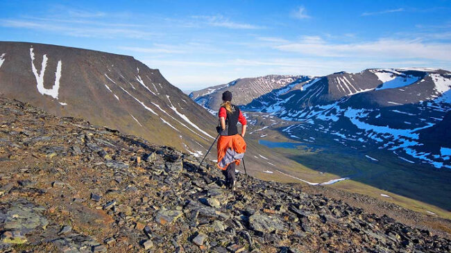 Avanzando-en-uno-de-los-tramos-del-Nordkalott-Trail-en-Finlandia_fotoSauliKoski-NationalParks