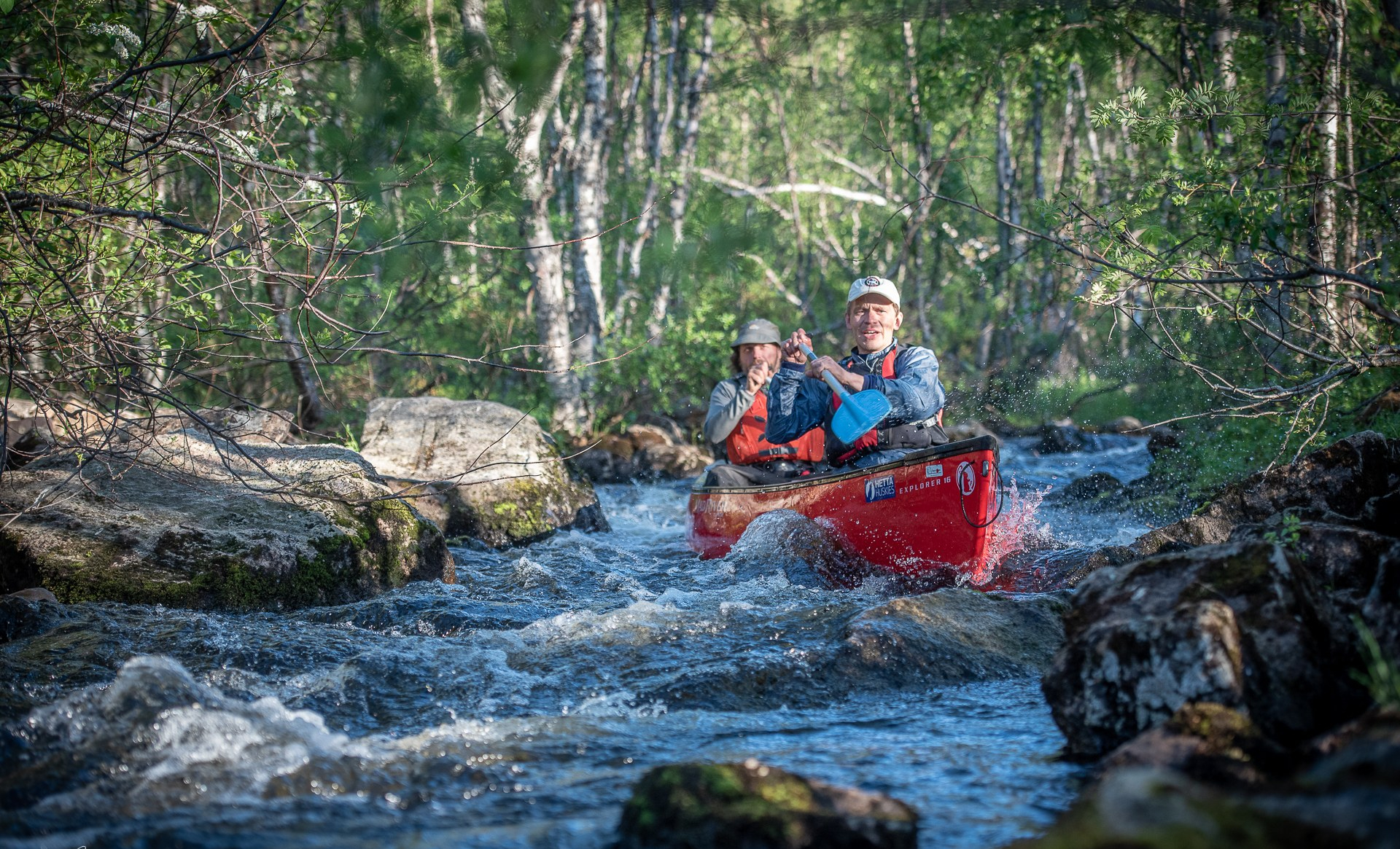 Avanzando-por-un-tramo-estrecho-en-canoa-en-Enontekiö_fotoPoppisSuomela-EnontekiöLapland