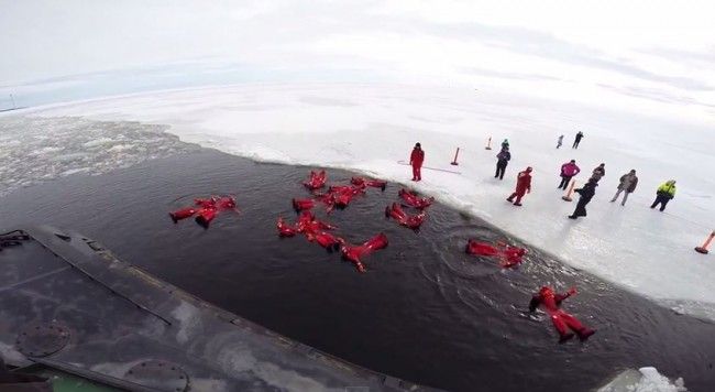 Baño en el mar báltico durante la excursión del rompehielos Sampo