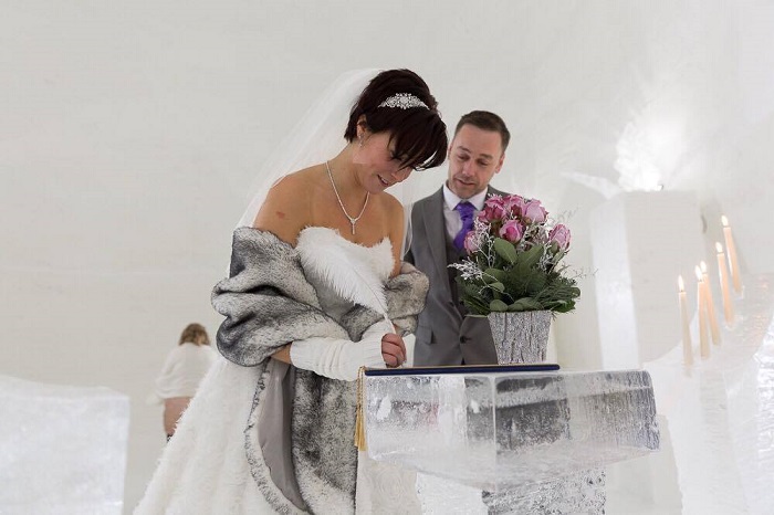 Boda-en-una-capilla-de-hielo-en-Laponia_fotoLaplandWedings