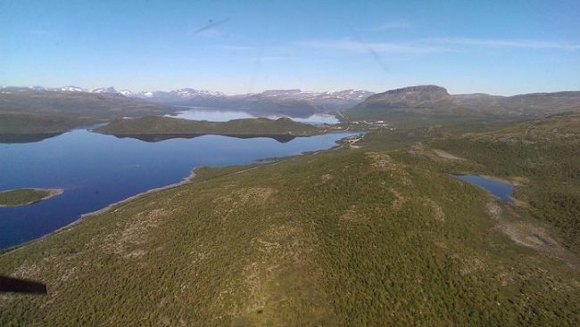 Bonita imagen donde se aprecia el lago y el pueblo de Kilpisjärvi y la colina Saana 