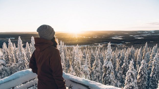 Bonito amanecer desde la colina de Ahmakalli, en el Parque Nacional de Syöte 