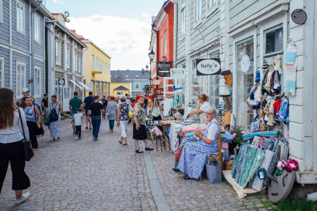 Buen-ambiente-en-las-calles-de-Porvoo_fotoJuliaKivela-VisitFinland