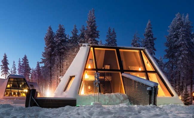 Cabaña con pared y techo de cristal en el Circulo Polar Ártico 