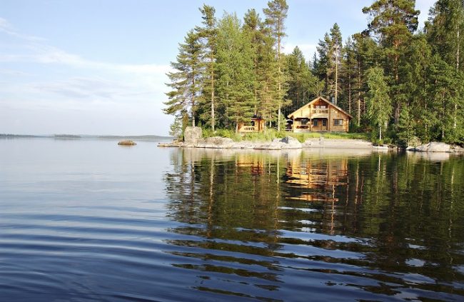 Cabaña en la orilla del lago Pielinen en el Parque Nacional de Koli 