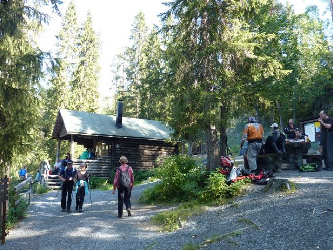 Cabaña y zona de picnic en la ruta del Pieni Karhunkierros 