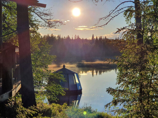 Cabaña-flotante-en-un-lago-cerca-de-Ruka_fotoAnssiTiusanen-VisitFinland