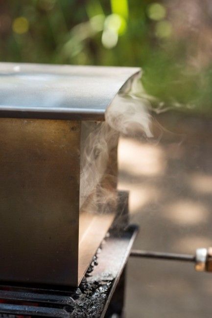 Horno de ahumar en caliente en pleno proceso