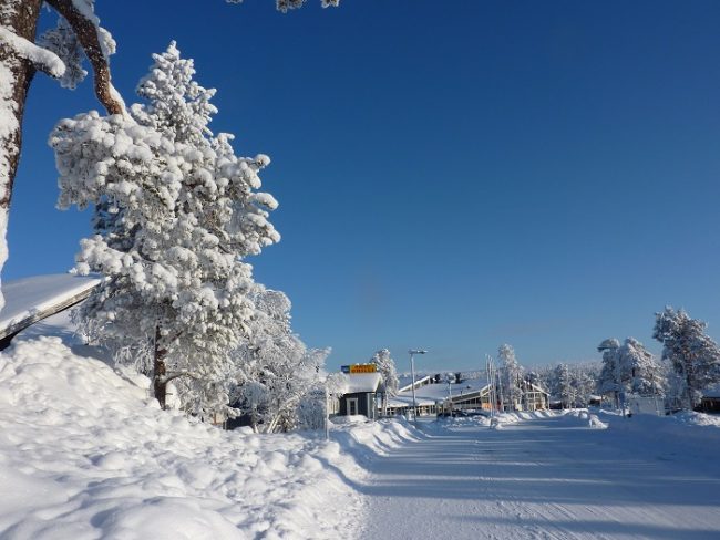 Calle principal de Saariselkä en invierno 