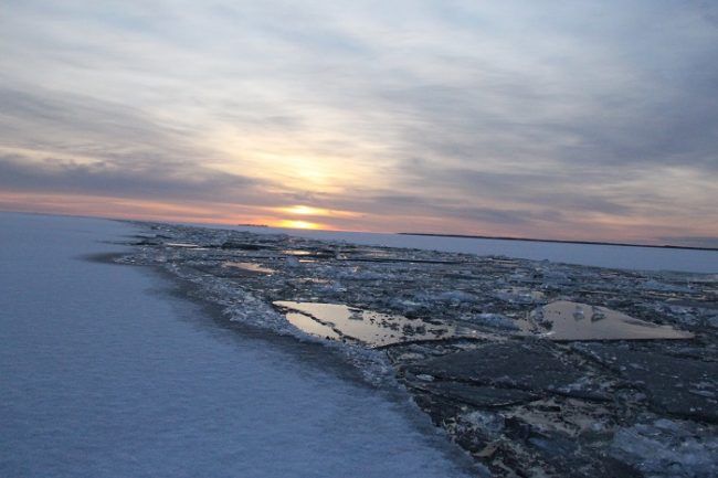 Canal realizado por el rompehielos Polar Explorer 