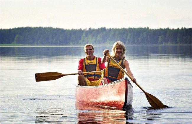 Canoa en un lago del parque nacional Lemmenjoki 