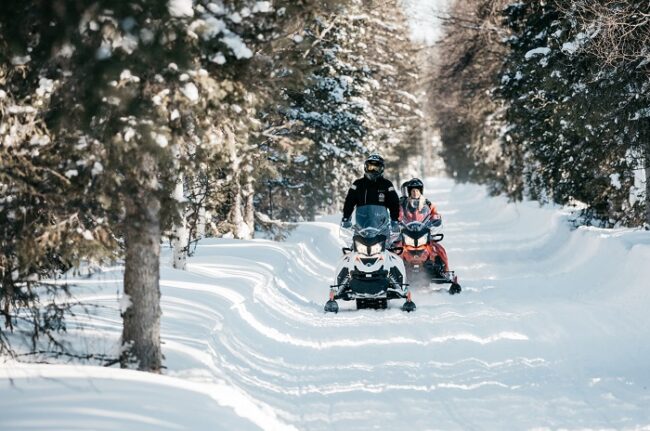 Carretera-de-moto-de-nieve-en-Laponia_fotoLaplandSafaris