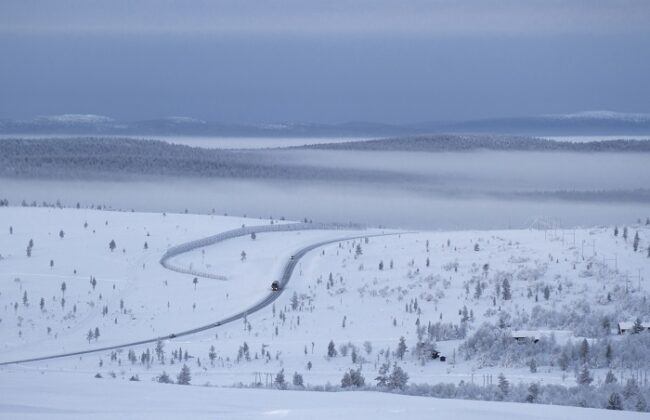 Carretera-de-Saariselkä-a-Ivalo-vista-desde-la-colina-de-Kaunispää_fotoJaniSeppänen-VisitFinland