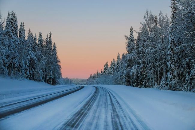 Carretera en invierno en Laponia