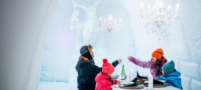 Cena en familia en el restaurante de hielo 