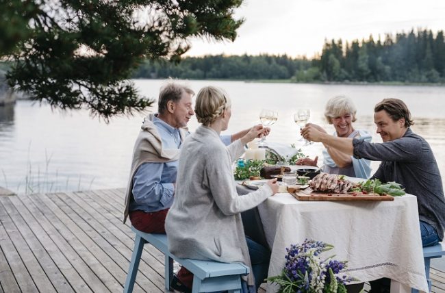 Cenar a plena luz durante la fiesta de San Juan es una experiencia única en Finlandia 