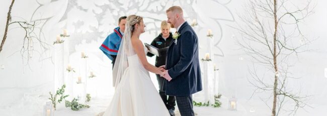 Ceremonia-de-boda-en-una-capilla-de-hielo-en-Laponia_fotoPerfectWeddingsabroad