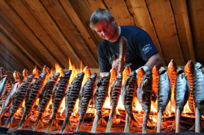 Cocinando-pescado-blanco (Siika)-en-Kemi_fotoVisitSeaLapland