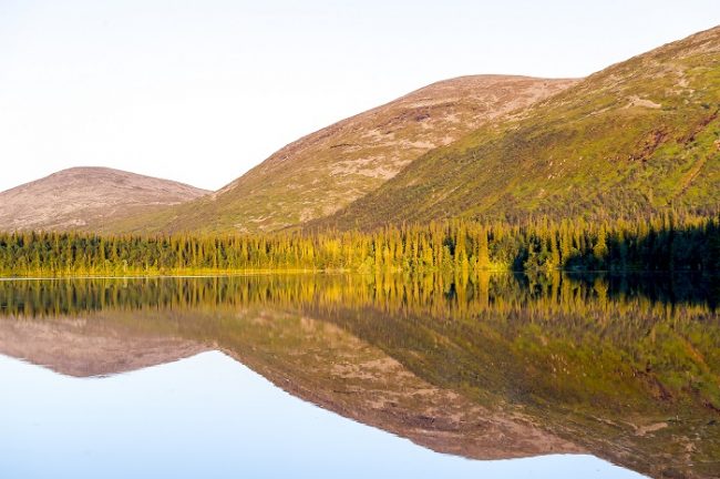 Colinas de Pallas se reflejan en el lago Sarvijärvi 