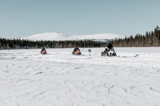 Con-moto-de-nieve-alrededor-del-Parque-Nacional-de-Pallas-Yllästunturi_fotoLaplandSafaris