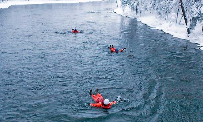 Descenso por los rápidos del río en Ruka 