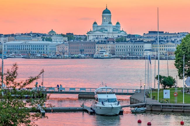 Detalle de la ciudad de Helsinki y su catedral 