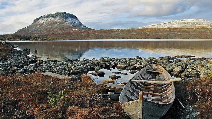 Detalle-del-lago-Kilpisjärvi-Al-fondo-la-montaña-Saana_fotoTyttiMuurinen-Luontoon