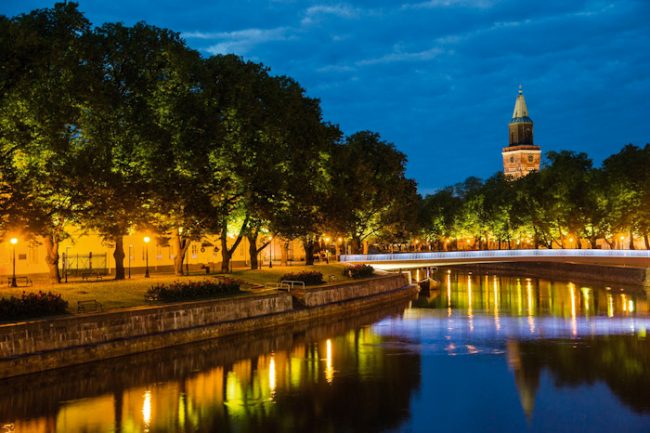 Detalle del río Aurajoki a su paso por la ciudad de Turku. Al fondo la catedral 