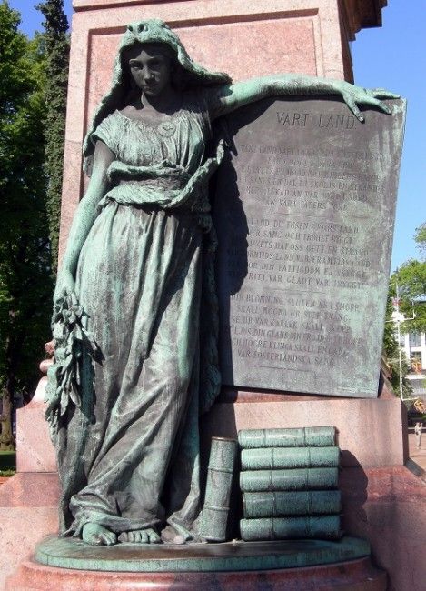 Detalle estatua con la letra del himno de Finlandia 