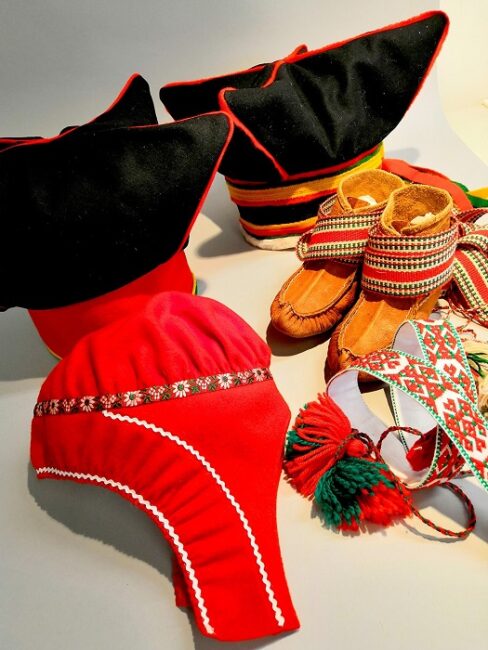 Diferentes-complementos-Sami-donde-se-muestran-dos-sombreros-de-los-cuatro-vientos_fotoSiidaSaamelaismuseoLuontokeskus