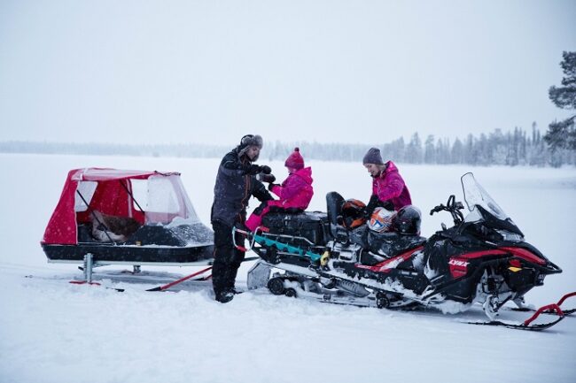 Disfrutando-de-la-moto-de-nieve-en-familia_fotoLynxSnowmobiles