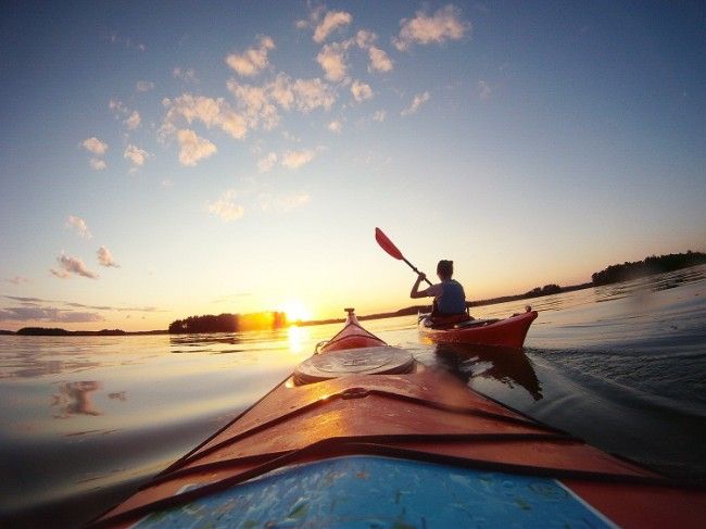 Disfrutando del kayak y del Sol de Medianoche