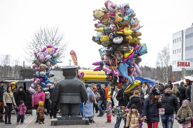 Durante-la-fiesta-del-Vappu-en-la-ciudad-de-Oulu_fotoLapinKanssa