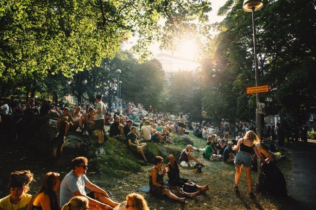 Durante la "Kallio-Block Party" miles de personas visitan este barrio